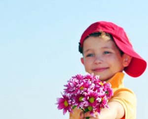 Junge mit Blumenstrauss